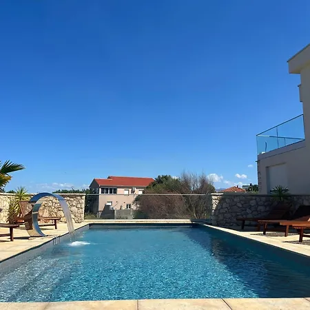 Raj Zaton, Pool, Barbecue *